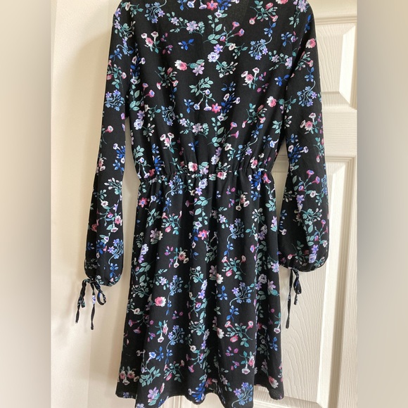 Francesca’s Surplice Black Floral Dress Large - Picture 9 of 9
